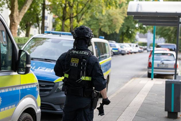 Shooting in Frankfurt-Eckenheim, September 19, 2026. According to a police media release, shots were fired in Frankfurt-Eckenheim. A large police contingent has been on the scene since early Saturday evening. The incident spans several locations, including Sigmund Freud Street and Niederborn Street. The circumstances ar