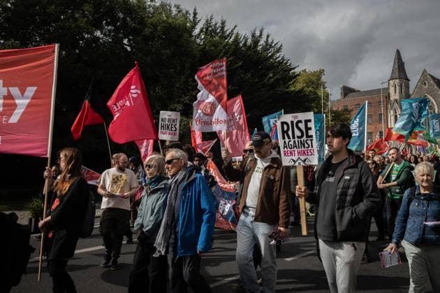Protesters march over housing and living costs in Dublin DUBLIN, IRELAND, SEPTEMBER 19, 2026: Protesters march from the Garden of Remembrance to Leinster House in Dublin during a demonstration calling for government action on Ireland™s housing and cost-of-living pressures ahead of Budget 2027. Trade unions, political groups and community organizations joined the protest, calling for measures addressing housing costs, wages, energy prices and other household expenses. Dublin Ireland Copyright: x xNadiaxCaimix xJNAxPressx