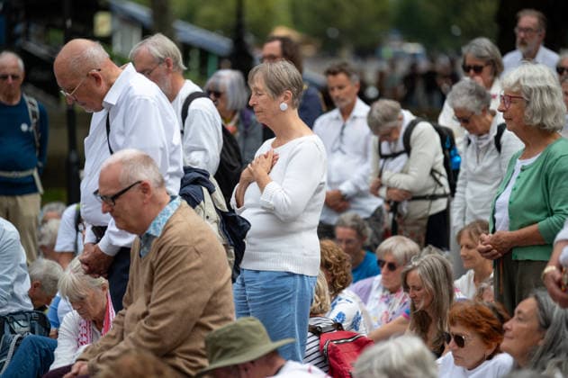 September 19, 2026, London, United Kingdom: Quakers gather at Victoria Embankment Gardens for speeches and 15 minutes of silence before the march. Quakers took part in the National Silent Walking Vigil for Peace in central London. Organised by Quakers in Britain, the event begun with a short meeting for worship before participants walked through Whitehall. Organisers described the event as a peaceful public witness for peace and solidarity with people affected by violence, conflict and war. London United Kingdom - ZUMAs197 20260919_aaa_s197_242 Copyright: xAndreaxDomeniconix