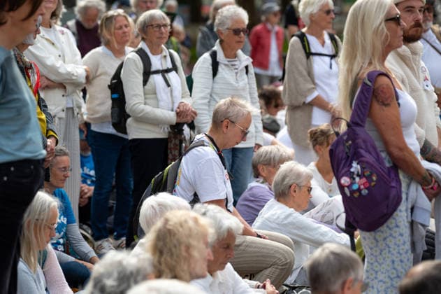 September 19, 2026, London, United Kingdom: Quakers gather at Victoria Embankment Gardens for speeches and 15 minutes of silence before the march. Quakers took part in the National Silent Walking Vigil for Peace in central London. Organised by Quakers in Britain, the event begun with a short meeting for worship before participants walked through Whitehall. Organisers described the event as a peaceful public witness for peace and solidarity with people affected by violence, conflict and war. London United Kingdom - ZUMAs197 20260919_aaa_s197_243 Copyright: xAndreaxDomeniconix
