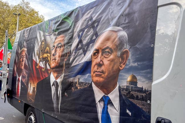 Düsseldorf, Germany—On Saturday, September 19, 2026, a demonstration related to Iran took place in Düsseldorf. Israeli and U.S. flags were visible among the demonstrators. Some participants also disp Copyright: xOrhanxHabashx