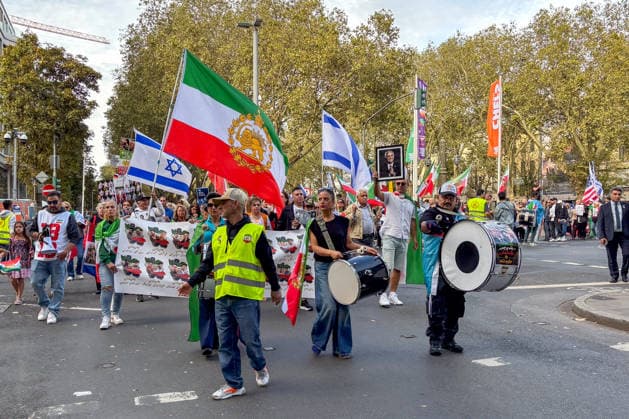 Düsseldorf, Germany. On Saturday, September 19, 2026, a demonstration related to Iran took place in Düsseldorf. Israeli and U.S. flags were visible among the demonstrators. Some participants also displayed portraits of Reza Pahlavi and Isr Copyright: xOrhanxHabashx