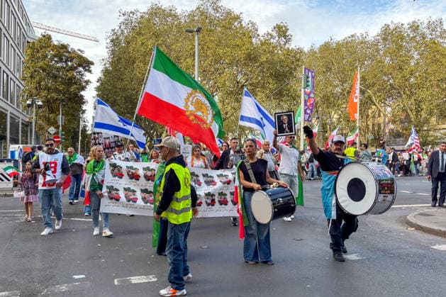Düsseldorf, Germany. On Saturday, September 19, 2026, a demonstration related to Iran took place in Düsseldorf. Israeli and U.S. flags were visible among the demonstrators. Some participants also displayed portraits of Reza Pahlavi and Isr Copyright: xOrhanxHabashx