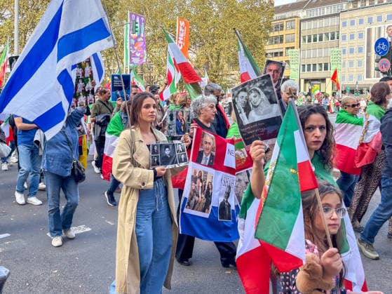 Düsseldorf, Germany. On Saturday, September 19, 2026, a demonstration related to Iran took place in Düsseldorf. Israeli and U.S. flags were visible among the demonstrators. Some participants also displayed portraits of Reza Copyright: xOrhanxHabashx