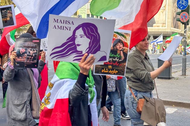 Düsseldorf, Germany. On Saturday, September 19, 2026, a demonstration related to Iran took place in Düsseldorf. Israeli and U.S. flags were visible among the demonstrators. Some participants also displayed portraits Copyright: xOrhanxHabashx
