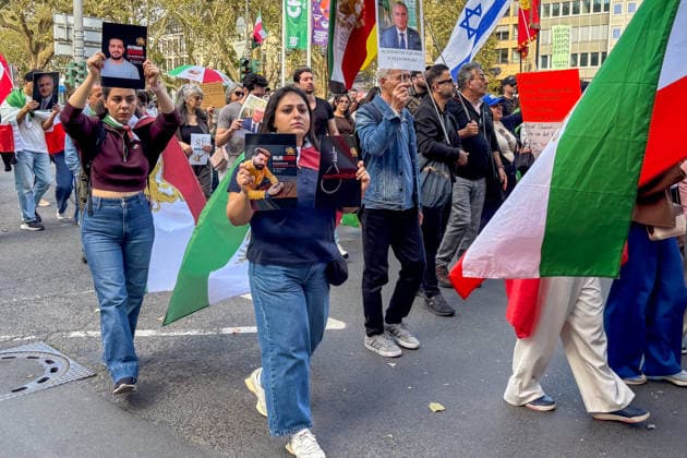 Düsseldorf, Germany. On Saturday, September 19, 2026, a demonstration related to Iran took place in Düsseldorf. Israeli and U.S. flags were visible among the demonstrators. Some participants also displayed portraits of Reza Pahlavi and Isr Copyright: xOrhanxHabashx