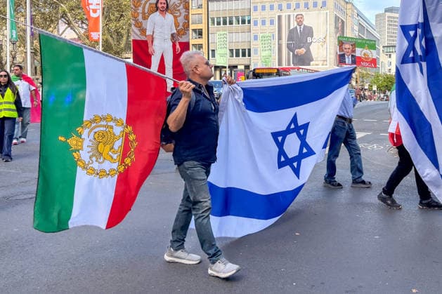 Düsseldorf, Germany. On Saturday, September 19, 2026, a demonstration related to Iran took place in Düsseldorf. Israeli and U.S. flags were visible among the demonstrators. Some participants also displayed portraits of Reza Copyright: xOrhanxHabashx