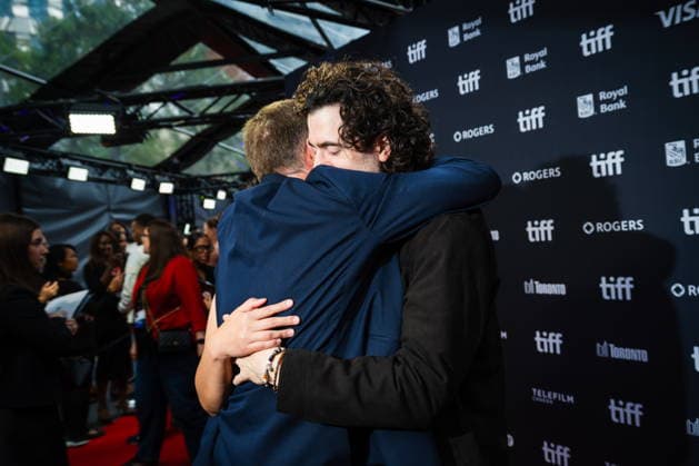 September 19, 2026, Toronto, On, Canada: Darrell Fox, brother of Terry Fox, left, hugs director Sean Menard on the red carpet for Run Terry Run at the Toronto International Film Festival in Toronto, on Saturday, Sept. 19, 2026. Toronto Canada  - ZUMAc35_ 20260919_zaf_c35_116 Copyright: xLauraxProctorx
