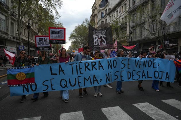 Thousands of demonstrators march in Buenos Aires to protest public policies BUENOS AIRES, ARGENTINA - SEPTEMBER 19: Thousands of demonstrators march through the main avenues during the March of Anger (Marcha de la Bronca) to protest against the public policies of President Javier Milei, in Buenos Aires, Argentina on September 19, 2026. The massive mobilization took over the streets of the national capital as citizens expressed their deep discontent with the current administration s economic and social measures. Luciano Gonzalez Anadolu Buenos Aires Argentina. Editorial use only. Please get in touch for any other usage.  Copyright: x2026xAnadoluxLucianoxGonzalezx