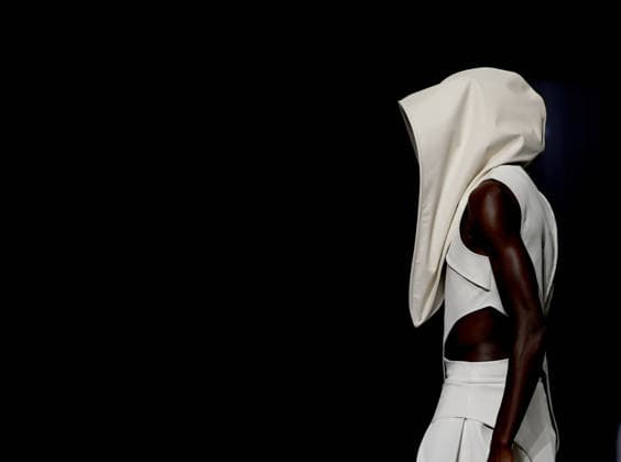 (260920) -- LONDON, Sept. 20, 2026 -- A model presents a creation at HUBING SELECTS show during the London Fashion Week in London, Britain, Sept. 19, 2026. ) BRITAIN-LONDON-HUBING SELECTS-SHOW LixYing 
