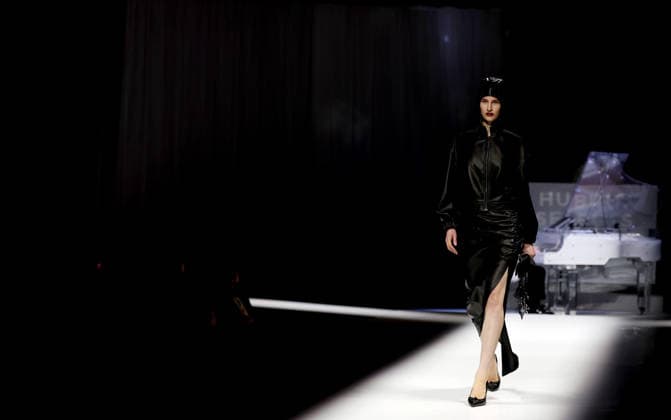 (260920) -- LONDON, Sept. 20, 2026 -- A model presents a creation at HUBING SELECTS show during the London Fashion Week in London, Britain, Sept. 19, 2026. ) BRITAIN-LONDON-HUBING SELECTS-SHOW LixYing 