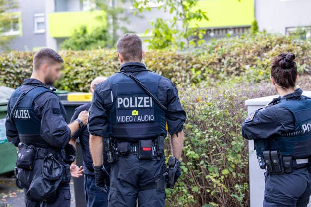 Frankfurt- Eckenheim: Abschleppdienst beschossen 19.09.2026: Polizeieinsatz in Frankfurt-Eckenheim nach Schüssen im Zusammenhang mit einem Abschleppvorgang in der Niederbornstraße. Nach Angaben der Polizei wurde zunächst ein Mitarbeiter eines Abschleppdienstes bei einer Auseinandersetzung verletzt; später soll eine Gruppe junger Männer auf weitere Mitarbeiter des Abschleppdienstes geschossen haben, die unverletzt blieben. Die Tatverdächtigen flüchteten, die Polizei fahndet nach ihnen und schließt nach aktuellem Ermittlungsstand einen Zusammenhang mit den sogenannten Violence as a Service-Delikten (VaaS) der vergangenen Tage aus.
