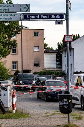 Frankfurt- Eckenheim: Abschleppdienst beschossen 19.09.2026: Polizeieinsatz in Frankfurt-Eckenheim nach Schüssen im Zusammenhang mit einem Abschleppvorgang in der Niederbornstraße. Nach Angaben der Polizei wurde zunächst ein Mitarbeiter eines Abschleppdienstes bei einer Auseinandersetzung verletzt; später soll eine Gruppe junger Männer auf weitere Mitarbeiter des Abschleppdienstes geschossen haben, die unverletzt blieben. Die Tatverdächtigen flüchteten, die Polizei fahndet nach ihnen und schließt nach aktuellem Ermittlungsstand einen Zusammenhang mit den sogenannten Violence as a Service-Delikten (VaaS) der vergangenen Tage aus.