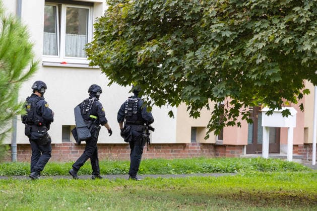 Frankfurt- Eckenheim: Abschleppdienst beschossen 19.09.2026: Polizeieinsatz in Frankfurt-Eckenheim nach Schüssen im Zusammenhang mit einem Abschleppvorgang in der Niederbornstraße. Nach Angaben der Polizei wurde zunächst ein Mitarbeiter eines Abschleppdienstes bei einer Auseinandersetzung verletzt; später soll eine Gruppe junger Männer auf weitere Mitarbeiter des Abschleppdienstes geschossen haben, die unverletzt blieben. Die Tatverdächtigen flüchteten, die Polizei fahndet nach ihnen und schließt nach aktuellem Ermittlungsstand einen Zusammenhang mit den sogenannten Violence as a Service-Delikten (VaaS) der vergangenen Tage aus.
