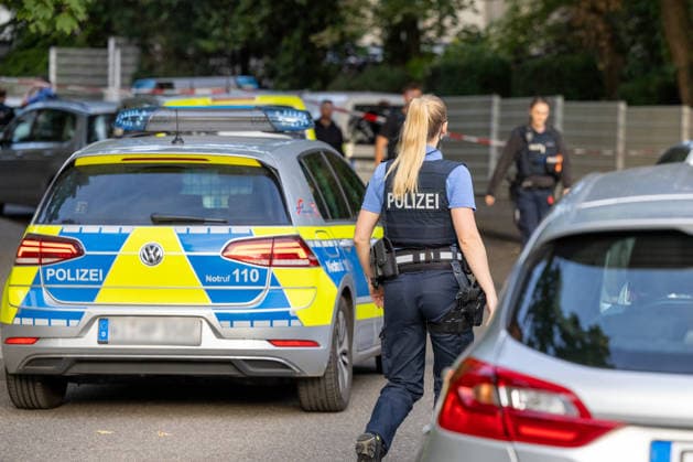 Frankfurt- Eckenheim: Abschleppdienst beschossen 19.09.2026: Polizeieinsatz in Frankfurt-Eckenheim nach Schüssen im Zusammenhang mit einem Abschleppvorgang in der Niederbornstraße. Nach Angaben der Polizei wurde zunächst ein Mitarbeiter eines Abschleppdienstes bei einer Auseinandersetzung verletzt; später soll eine Gruppe junger Männer auf weitere Mitarbeiter des Abschleppdienstes geschossen haben, die unverletzt blieben. Die Tatverdächtigen flüchteten, die Polizei fahndet nach ihnen und schließt nach aktuellem Ermittlungsstand einen Zusammenhang mit den sogenannten Violence as a Service-Delikten (VaaS) der vergangenen Tage aus.