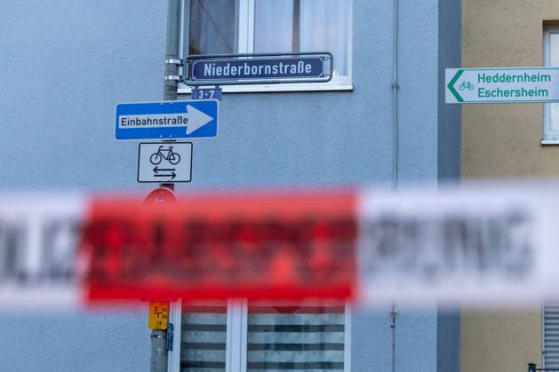 Frankfurt- Eckenheim: Abschleppdienst beschossen 19.09.2026: Polizeieinsatz in Frankfurt-Eckenheim nach Schüssen im Zusammenhang mit einem Abschleppvorgang in der Niederbornstraße. Nach Angaben der Polizei wurde zunächst ein Mitarbeiter eines Abschleppdienstes bei einer Auseinandersetzung verletzt; später soll eine Gruppe junger Männer auf weitere Mitarbeiter des Abschleppdienstes geschossen haben, die unverletzt blieben. Die Tatverdächtigen flüchteten, die Polizei fahndet nach ihnen und schließt nach aktuellem Ermittlungsstand einen Zusammenhang mit den sogenannten Violence as a Service-Delikten (VaaS) der vergangenen Tage aus.