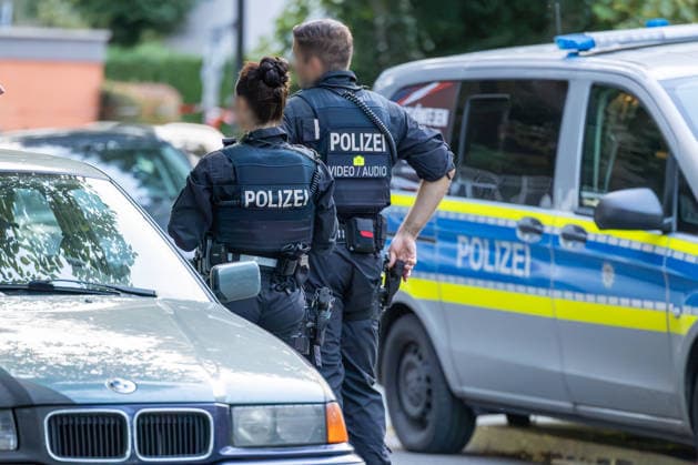 Frankfurt- Eckenheim: Abschleppdienst beschossen 19.09.2026: Polizeieinsatz in Frankfurt-Eckenheim nach Schüssen im Zusammenhang mit einem Abschleppvorgang in der Niederbornstraße. Nach Angaben der Polizei wurde zunächst ein Mitarbeiter eines Abschleppdienstes bei einer Auseinandersetzung verletzt; später soll eine Gruppe junger Männer auf weitere Mitarbeiter des Abschleppdienstes geschossen haben, die unverletzt blieben. Die Tatverdächtigen flüchteten, die Polizei fahndet nach ihnen und schließt nach aktuellem Ermittlungsstand einen Zusammenhang mit den sogenannten Violence as a Service-Delikten (VaaS) der vergangenen Tage aus.