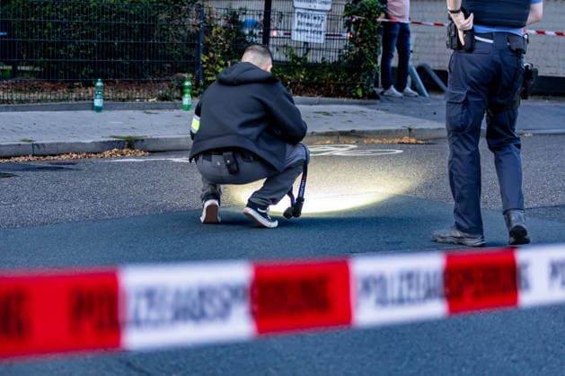 Frankfurt- Eckenheim: Abschleppdienst beschossen 19.09.2026: Polizeieinsatz in Frankfurt-Eckenheim nach Schüssen im Zusammenhang mit einem Abschleppvorgang in der Niederbornstraße. Nach Angaben der Polizei wurde zunächst ein Mitarbeiter eines Abschleppdienstes bei einer Auseinandersetzung verletzt; später soll eine Gruppe junger Männer auf weitere Mitarbeiter des Abschleppdienstes geschossen haben, die unverletzt blieben. Die Tatverdächtigen flüchteten, die Polizei fahndet nach ihnen und schließt nach aktuellem Ermittlungsstand einen Zusammenhang mit den sogenannten Violence as a Service-Delikten (VaaS) der vergangenen Tage aus.