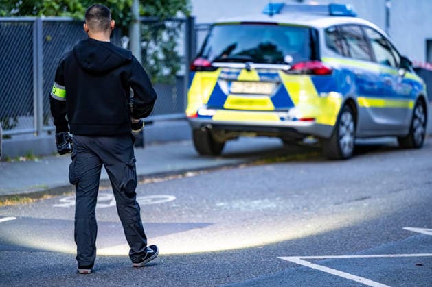 Frankfurt- Eckenheim: Abschleppdienst beschossen 19.09.2026: Polizeieinsatz in Frankfurt-Eckenheim nach Schüssen im Zusammenhang mit einem Abschleppvorgang in der Niederbornstraße. Nach Angaben der Polizei wurde zunächst ein Mitarbeiter eines Abschleppdienstes bei einer Auseinandersetzung verletzt; später soll eine Gruppe junger Männer auf weitere Mitarbeiter des Abschleppdienstes geschossen haben, die unverletzt blieben. Die Tatverdächtigen flüchteten, die Polizei fahndet nach ihnen und schließt nach aktuellem Ermittlungsstand einen Zusammenhang mit den sogenannten Violence as a Service-Delikten (VaaS) der vergangenen Tage aus.