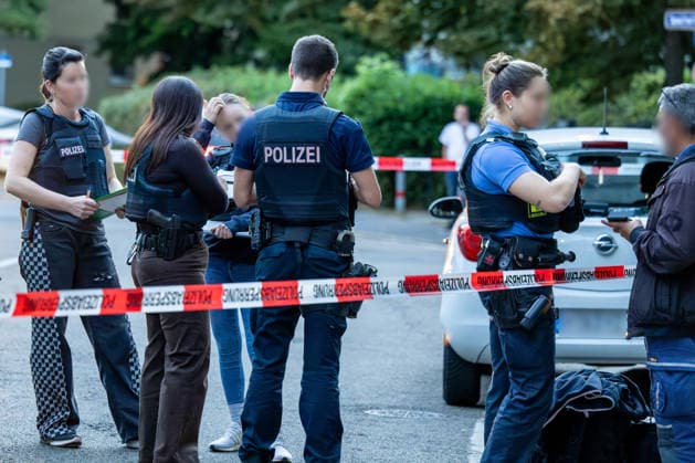 Frankfurt- Eckenheim: Abschleppdienst beschossen 19.09.2026: Polizeieinsatz in Frankfurt-Eckenheim nach Schüssen im Zusammenhang mit einem Abschleppvorgang in der Niederbornstraße. Nach Angaben der Polizei wurde zunächst ein Mitarbeiter eines Abschleppdienstes bei einer Auseinandersetzung verletzt; später soll eine Gruppe junger Männer auf weitere Mitarbeiter des Abschleppdienstes geschossen haben, die unverletzt blieben. Die Tatverdächtigen flüchteten, die Polizei fahndet nach ihnen und schließt nach aktuellem Ermittlungsstand einen Zusammenhang mit den sogenannten Violence as a Service-Delikten (VaaS) der vergangenen Tage aus.