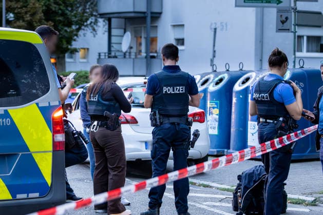 Frankfurt- Eckenheim: Abschleppdienst beschossen 19.09.2026: Polizeieinsatz in Frankfurt-Eckenheim nach Schüssen im Zusammenhang mit einem Abschleppvorgang in der Niederbornstraße. Nach Angaben der Polizei wurde zunächst ein Mitarbeiter eines Abschleppdienstes bei einer Auseinandersetzung verletzt; später soll eine Gruppe junger Männer auf weitere Mitarbeiter des Abschleppdienstes geschossen haben, die unverletzt blieben. Die Tatverdächtigen flüchteten, die Polizei fahndet nach ihnen und schließt nach aktuellem Ermittlungsstand einen Zusammenhang mit den sogenannten Violence as a Service-Delikten (VaaS) der vergangenen Tage aus.