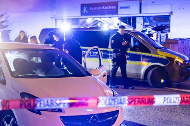 Frankfurt- Eckenheim: Abschleppdienst beschossen 19.09.2026: Polizeieinsatz in Frankfurt-Eckenheim nach Schüssen im Zusammenhang mit einem Abschleppvorgang in der Niederbornstraße. Nach Angaben der Polizei wurde zunächst ein Mitarbeiter eines Abschleppdienstes bei einer Auseinandersetzung verletzt; später soll eine Gruppe junger Männer auf weitere Mitarbeiter des Abschleppdienstes geschossen haben, die unverletzt blieben. Die Tatverdächtigen flüchteten, die Polizei fahndet nach ihnen und schließt nach aktuellem Ermittlungsstand einen Zusammenhang mit den sogenannten Violence as a Service-Delikten (VaaS) der vergangenen Tage aus.