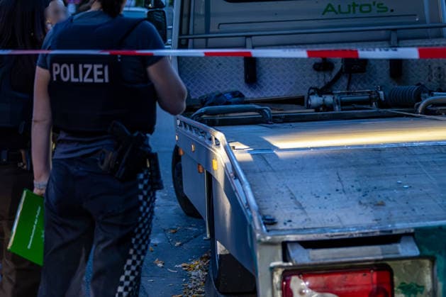 Frankfurt- Eckenheim: Abschleppdienst beschossen 19.09.2026: Polizeieinsatz in Frankfurt-Eckenheim nach Schüssen im Zusammenhang mit einem Abschleppvorgang in der Niederbornstraße. Nach Angaben der Polizei wurde zunächst ein Mitarbeiter eines Abschleppdienstes bei einer Auseinandersetzung verletzt; später soll eine Gruppe junger Männer auf weitere Mitarbeiter des Abschleppdienstes geschossen haben, die unverletzt blieben. Die Tatverdächtigen flüchteten, die Polizei fahndet nach ihnen und schließt nach aktuellem Ermittlungsstand einen Zusammenhang mit den sogenannten Violence as a Service-Delikten (VaaS) der vergangenen Tage aus.