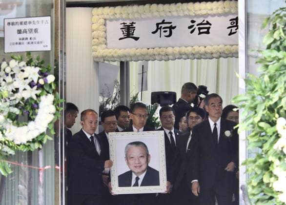 September 20, 2026, Hong Kong, China: In Hong Kong this morning, immediate family member holding portrait of late TUNG Chee-hwa exit from the memorial hall of the funeral parlour accompanied by current HKSAR Chief Executive LEE Ka-chiu ( 3rd from the left, behind the portrait ) and former HKSAR Chief Executive CY Leung ( tall man on the right ) after the ceremony of National Funeral protocol is given to the late TUNG Chee-hwa ,the first HKSAR governor died aged 89 this month.Sept-20,2026Hong Kong.ZUMA Hong Kong China - ZUMAl137 20260920_fap_l137_003 Copyright: xLiauxChung-renx