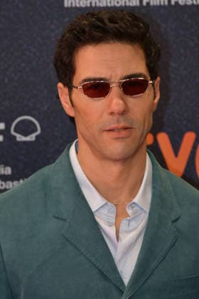 74th San Sebastian Film Festival Red Carpet, September 19 74th SSIFF 74th San Sebastian International Film Festival LES MISERABLES Red Carpet Tahar Rahim awaits the screening of *Les Misérables* Photos by Thomas Bohlen Starface 459783 2026 09 19 San Sebastián, Spain  Copyright: xThomasxBohlenx STAR_459783_099