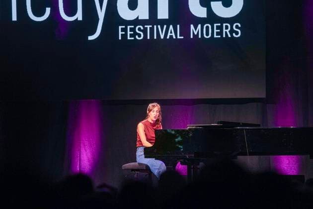 50 Years of Comedy Arts, Gala at the Enni Event Hall ** FOR EDITORIAL PURPOSES ONLY ** EDITORIAL USE ONLY ** p Performers and audience members are gathered at the Enni Event Hall in Moers on September 19, 2026, and Sarah Hakenberg is on stage. A grand gala is being held to celebrate the anniversary. Photo: Arnulf Stoffel, Funke Foto Services p Buntes Deutsch Copyright: ArnulfxStoffel doc87oimqi73px1all3iolu ,EDITORIAL USE ONLY Copyright: ArnulfxStoffel