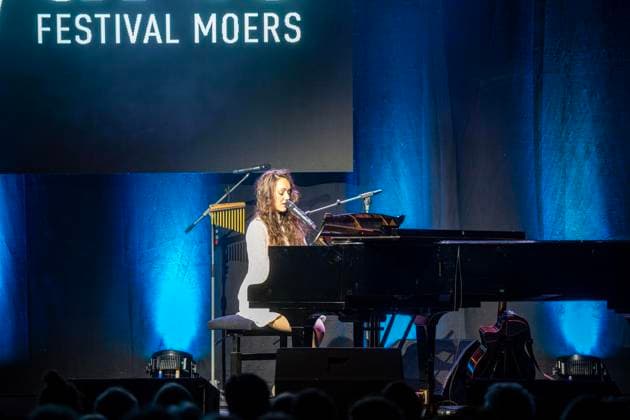 50 Years of Comedy Arts, Gala at the Enni Event Hall ** FOR EDITORIAL PURPOSES ONLY ** EDITORIAL USE ONLY ** p Performers and audience members gather at the Enni Event Hall in Moers on September 19, 2026, with the duo Felice and Cortes on stage. A grand gala is being held to celebrate the anniversary. Photo by Arnulf Stoffel, Funke Foto Services Copyright: ArnulfxStoffel doc87oimnfwcir1e3to11g0k ,EDITORIAL USE ONLY Copyright: ArnulfxStoffel