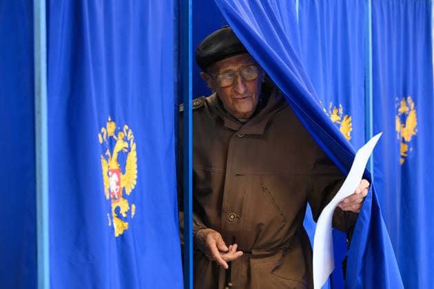 Russia Regions Parliamentary Election 9246991 20.09.2026 A man leaves a voting booth at a polling station during elections to Russia s ninth State Duma, the lower house of parliament, in Novosibirsk, Russia. Alexandr Kryazhev Sputnik Novosibirsk Russia  Copyright: xAlexandrxKryazhevx