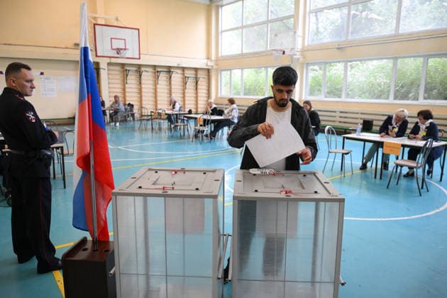 Russia Regions Parliamentary Election 9246998 20.09.2026 A voter casts his ballot at a polling station during elections to Russia s ninth State Duma, the lower house of parliament, in Novosibirsk, Russia. Alexandr Kryazhev Sputnik Novosibirsk Russia  Copyright: xAlexandrxKryazhevx