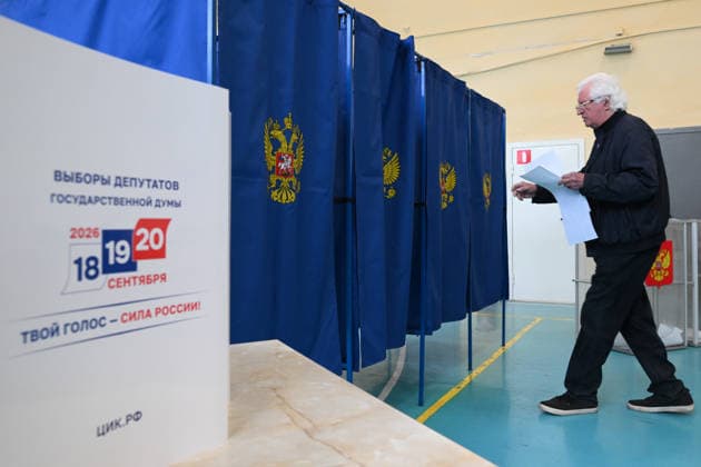Russia Regions Parliamentary Election 9247003 20.09.2026 A man enters a voting booth at a polling station during elections to Russia s ninth State Duma, the lower house of parliament, in Novosibirsk, Russia. Alexandr Kryazhev Sputnik Novosibirsk Russia  Copyright: xAlexandrxKryazhevx