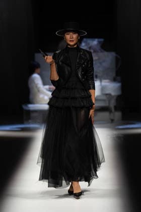 Hu Bing Selects: Urban Grace Spring Summer 2027 at London Fashion Week LONDON, ENGLAND - SEPTEMBER 19: A model walks the runway at the Hu Bing Selects: Urban Grace show during London Fashion Week 2026 on September 19, 2026 in London, England., Credit:Pupat Chenaksara Avalon UK, London  Copyright: xPupatxChenaksarax xAvalonx 1136495690