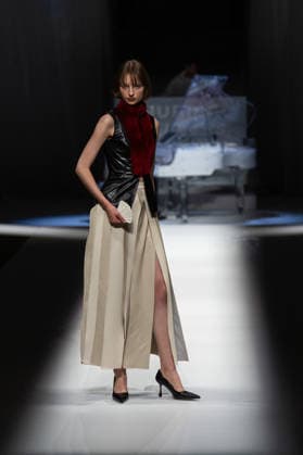Hu Bing Selects: Urban Grace Spring Summer 2027 at London Fashion Week LONDON, ENGLAND - SEPTEMBER 19: A model walks the runway at the Hu Bing Selects: Urban Grace show during London Fashion Week 2026 on September 19, 2026 in London, England., Credit:Pupat Chenaksara Avalon UK, London  Copyright: xPupatxChenaksarax xAvalonx 1136495732