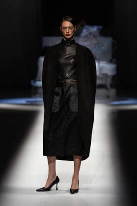 Hu Bing Selects: Urban Grace Spring Summer 2027 at London Fashion Week LONDON, ENGLAND - SEPTEMBER 19: A model walks the runway at the Hu Bing Selects: Urban Grace show during London Fashion Week 2026 on September 19, 2026 in London, England., Credit:Pupat Chenaksara Avalon UK, London  Copyright: xPupatxChenaksarax xAvalonx 1136495756