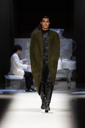 Hu Bing Selects: Urban Grace Spring Summer 2027 at London Fashion Week LONDON, ENGLAND - SEPTEMBER 19: A model walks the runway at the Hu Bing Selects: Urban Grace show during London Fashion Week 2026 on September 19, 2026 in London, England., Credit:Pupat Chenaksara Avalon UK, London  Copyright: xPupatxChenaksarax xAvalonx 1136495798