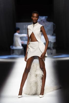 Hu Bing Selects: Urban Grace Spring Summer 2027 at London Fashion Week LONDON, ENGLAND - SEPTEMBER 19: A model walks the runway at the Hu Bing Selects: Urban Grace show during London Fashion Week 2026 on September 19, 2026 in London, England., Credit:Pupat Chenaksara Avalon UK, London  Copyright: xPupatxChenaksarax xAvalonx 1136495881