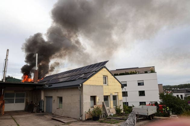Flames and smoke are shooting out of the roof of the former Naturstein Stefan Wormser workshop building, located at Pestalozzistraße and Friedhofsweg in Pegnitz, September 20, 2026,