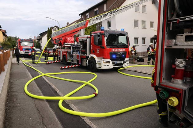 Firefighters are extinguishing the fire in the former Naturstein Stefan Wormser workshop building on Pestalozzistraße and Friedhofsweg in Pegnitz using the turntable ladder on Pestalozzistraße, September 20, 2026, Upper Franconia, Bavaria,