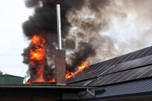 Flames and smoke are shooting out of the roof of the former Naturstein Stefan Wormser workshop building, located at Pestalozzistraße and Friedhofsweg in Pegnitz, September 20, 2026. Burning PV system