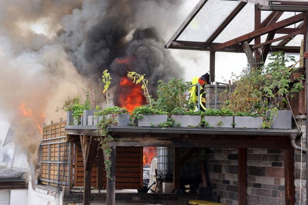 Flames and smoke are shooting out of the roof of the former Naturstein Stefan Wormser workshop building, located at Pestalozzistraße and Friedhofsweg in Pegnitz, September 20, 2026. Burning PV system