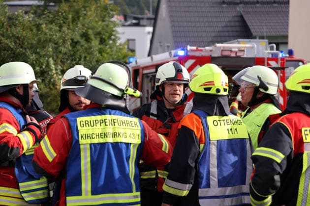 Ice-covered power line involved in the incident; fire at the former Naturstein Stefan Wormser workshop building, Pestalozzistraße and Friedhofsweg, Pegnitz, September 20, 2026, Upper Franconia, Bavaria,