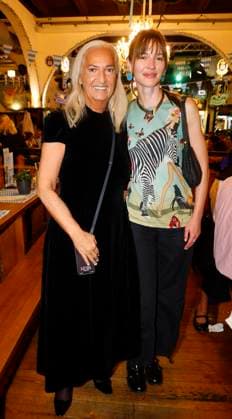 Michaela Mumm von Oldenburg and Mona Lüders O™zapft is took second place at the keg-tapping ceremony with Frank Zander at the Oktoberfest at the Hofbräuhaus Berlin