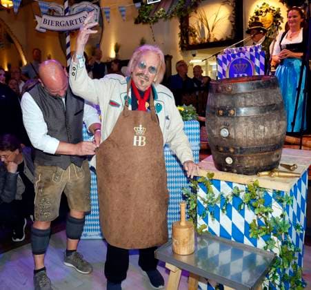 Frank Zander at the barrel-tapping ceremony: O™zapft is for the second time at the barrel-tapping ceremony with Frank Zander at the Oktoberfest at the Hofbräuhaus Berlin