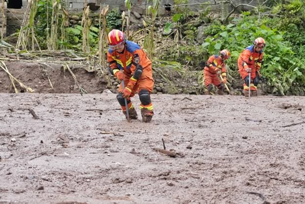 (260920) -- YANBIAN, Sept. 20, 2026 -- Rescuers work at the site of a mudslide in Yanbian County, southwest China s Sichuan Province, Sept. 20, 2026. Two people have been found dead and three others are missing after a mudslide hit southwest China s Sichuan Province early Saturday, local authorities said. The mudslide occurred near Zhiliuhe Village in Yanbian County, Panzhihua City. The provincial emergency management department has dispatched a working team to the scene to guide rescue efforts. ) (SpotNews) CHINA-SICHUAN-YANBIAN-MUDSLIDE-RESCUE (CN) LiuxKun 