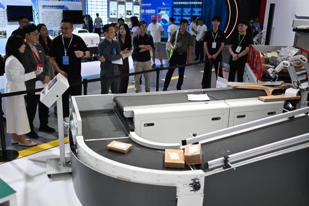 2026 WMC Held in Hefei HEFEI, CHINA - SEPTEMBER 20, 2026 - The audience visited the fully autonomous logistics sorting line at the 2026 World Manufacturing Convention at Binhu International Convention Center in Hefei, Anhui Province, China, on September 20, 2026. Hefei Anhui China  Copyright: xCFOTOx i1789926043560