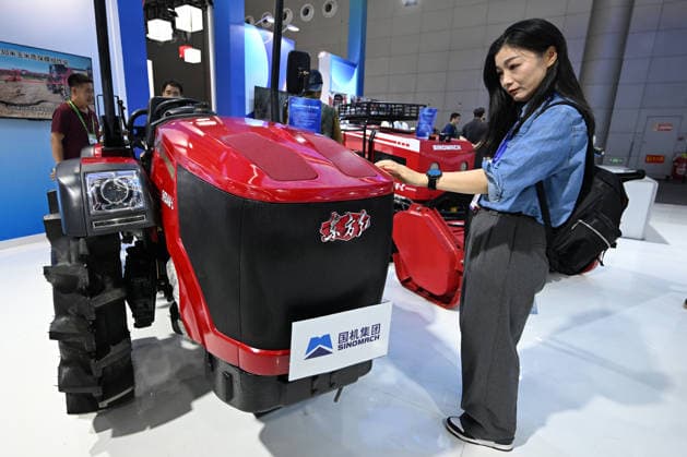 2026 WMC Held in Hefei HEFEI, CHINA - SEPTEMBER 20, 2026 - The audience visited Dongfenghong Tractor at the 2026 World Manufacturing Convention at Binhu International Convention Center in Hefei, Anhui Province, China on September 20, 2026. Hefei Anhui China  Copyright: xCFOTOx i1789926043959