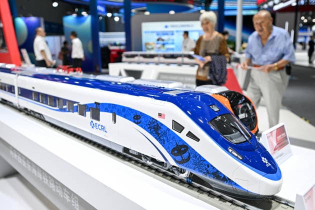 2026 WMC Held in Hefei HEFEI, CHINA - SEPTEMBER 20, 2026 - The audience visited the EMU models at the CRRC Group s exhibition area at the 2026 World Manufacturing Convention. It was held at Binhu International Convention Center in Hefei City, Anhui Province on September 20, 2026. Hefei Anhui China  Copyright: xCFOTOx i1789926044099